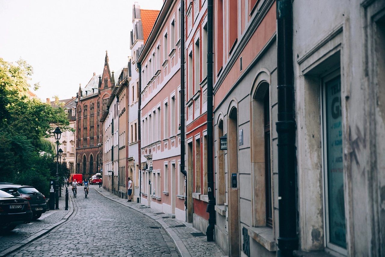 Schmale Altstadtstraße mit Kopfsteinpflaster und Häuserzeilen